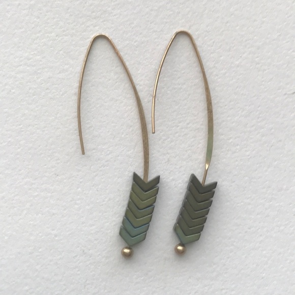 Gold and green arrow earrings - Picture 2 of 4